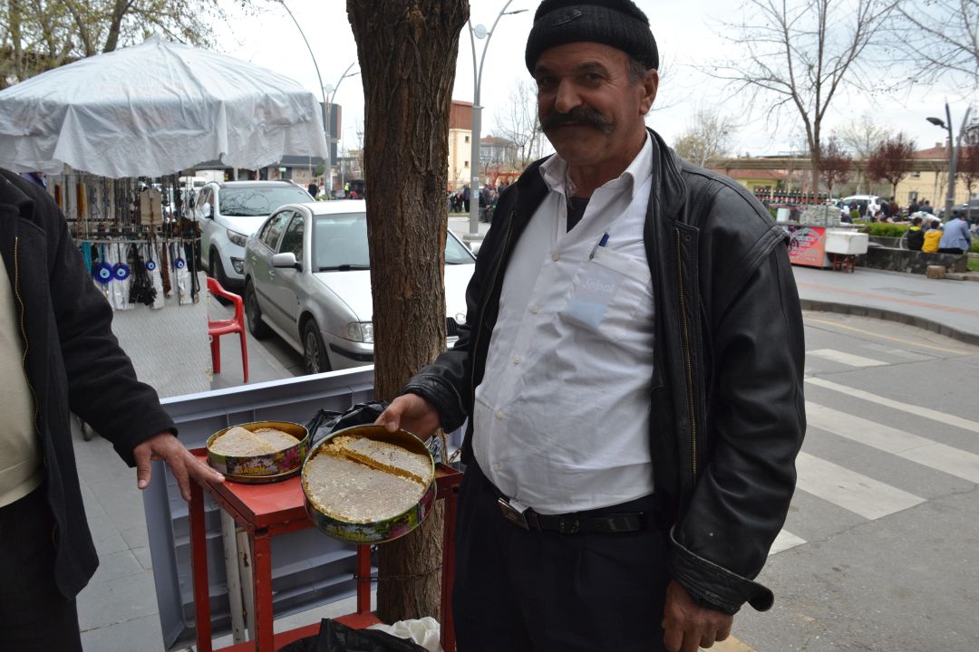 Yıllardır seyyar balcılık yapıyor