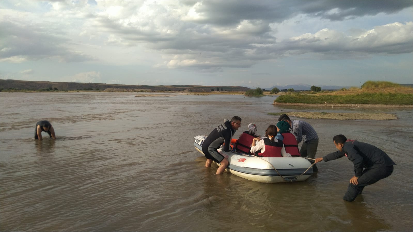 34 Kişi boğulmaktan kurtarıldı