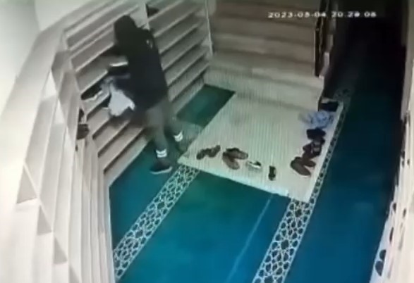 Ayakkabı çalarken kameralara yakalandı