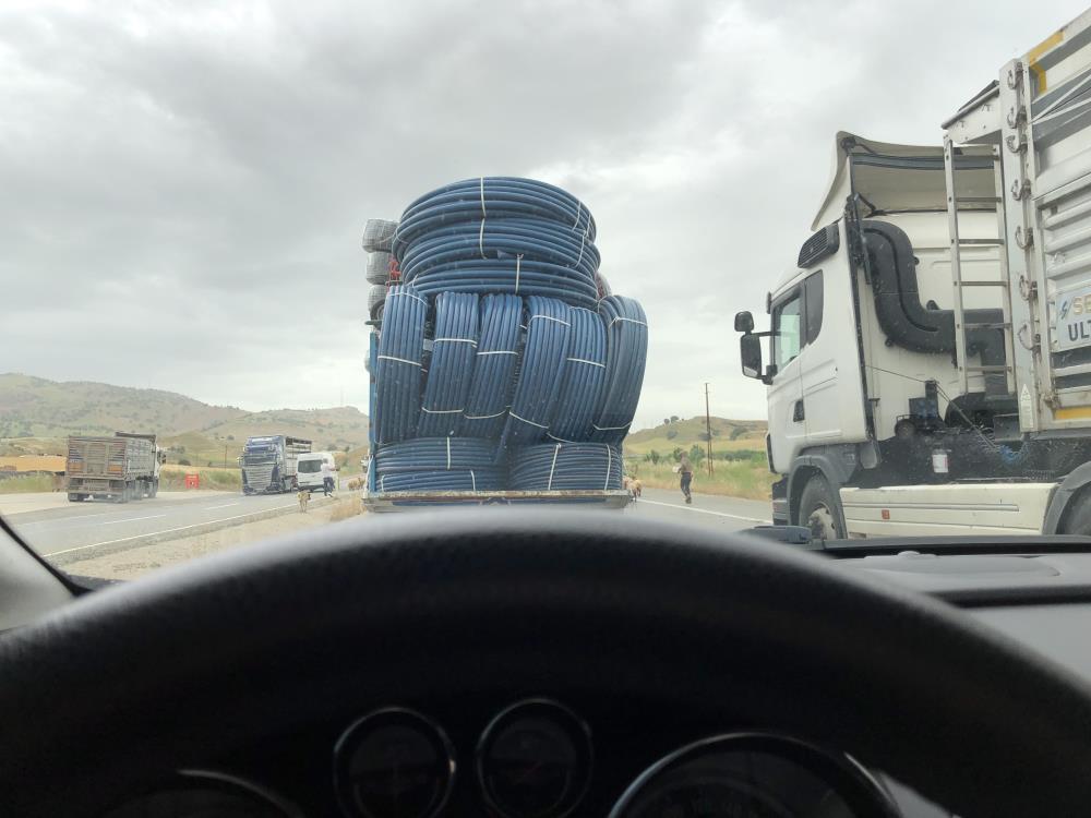 Boru yüklü kamyon trafikte tehlike saçtı