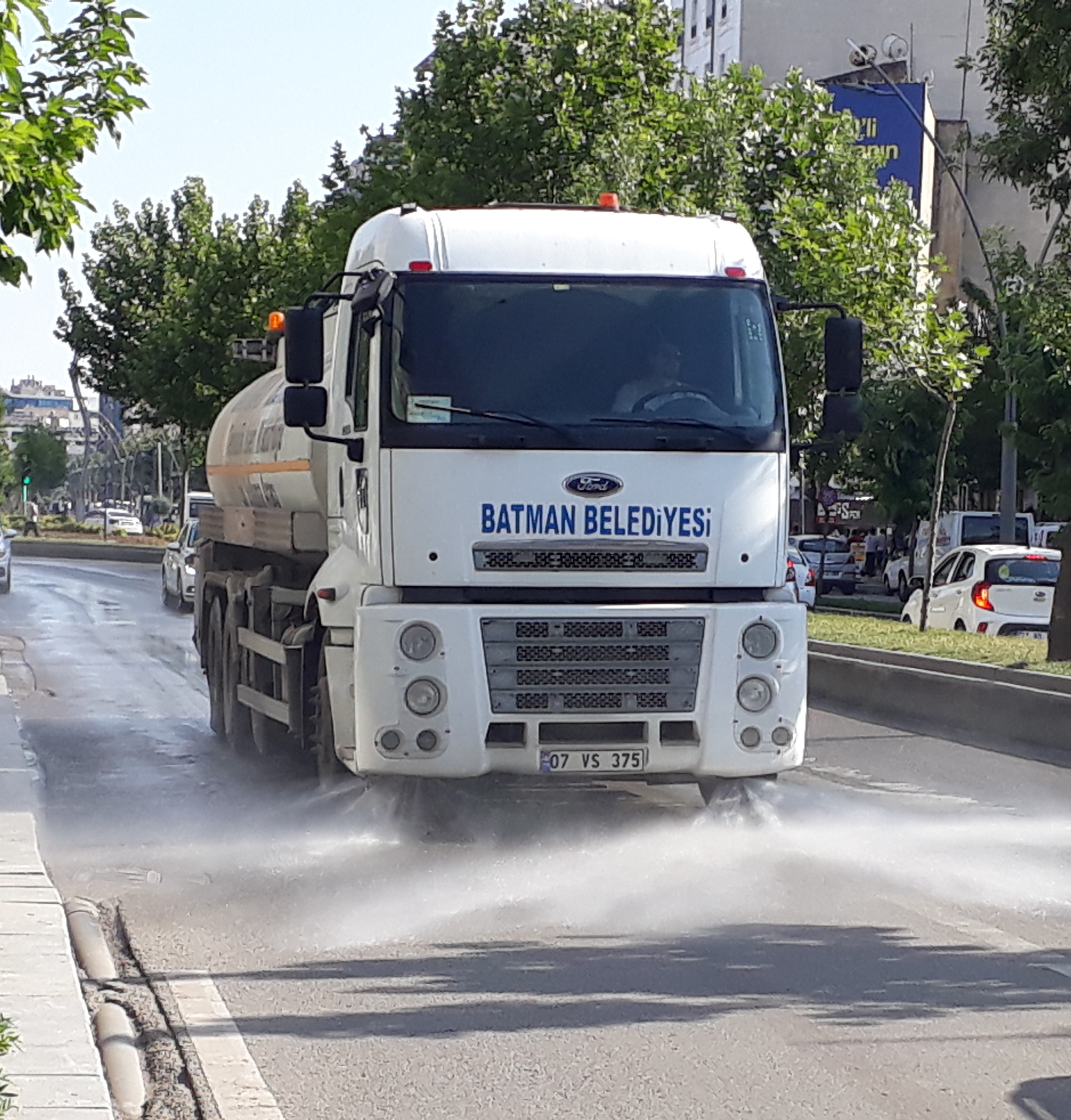 Caddeler tozdan arındırılıyor 