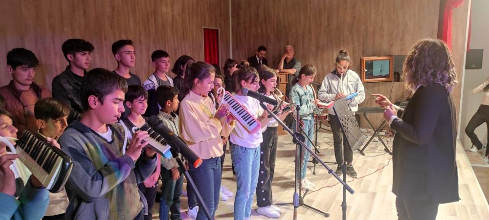 Çok dilli koro dinleyenleri mest etti