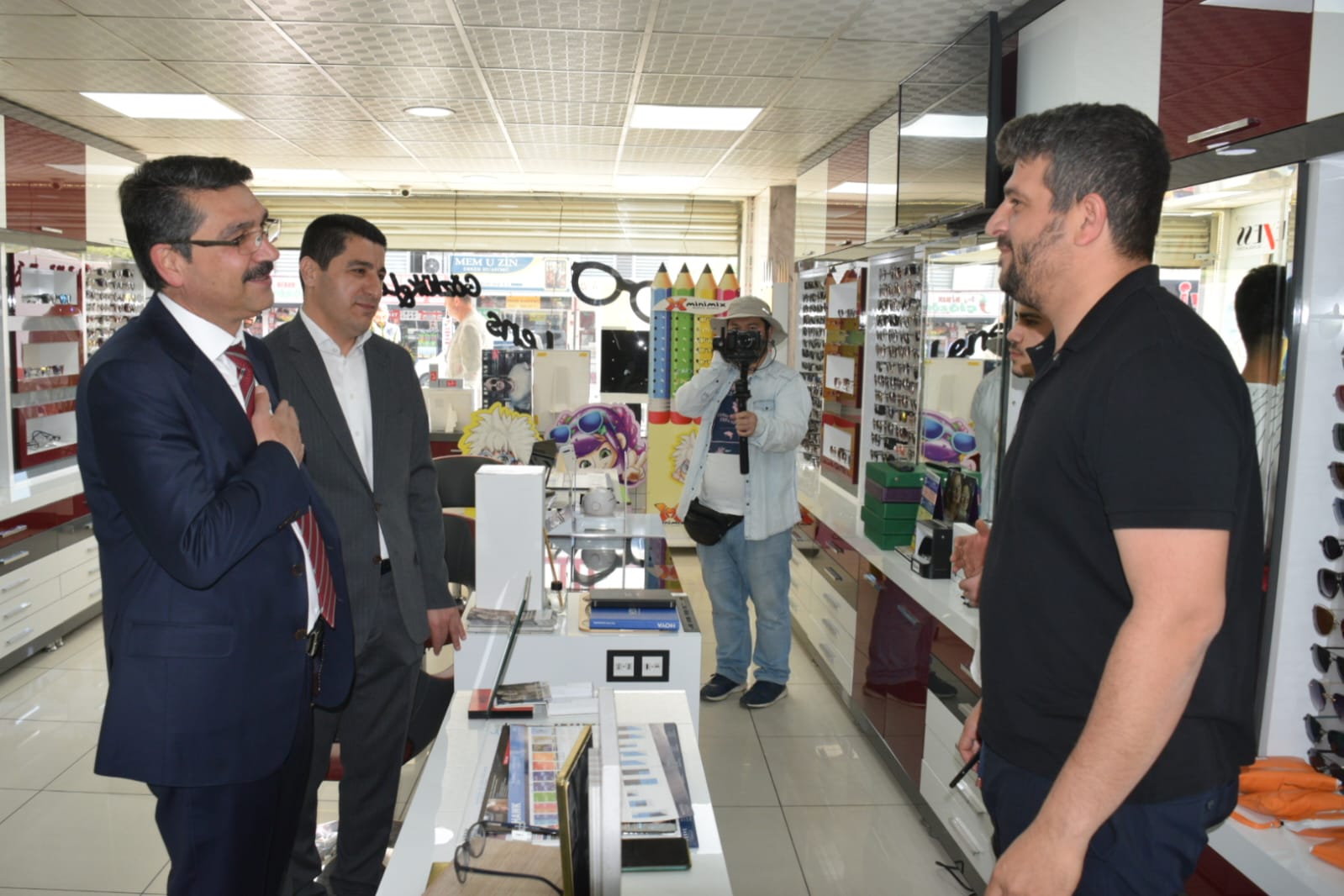 Esnafın sorunlarını dinledi