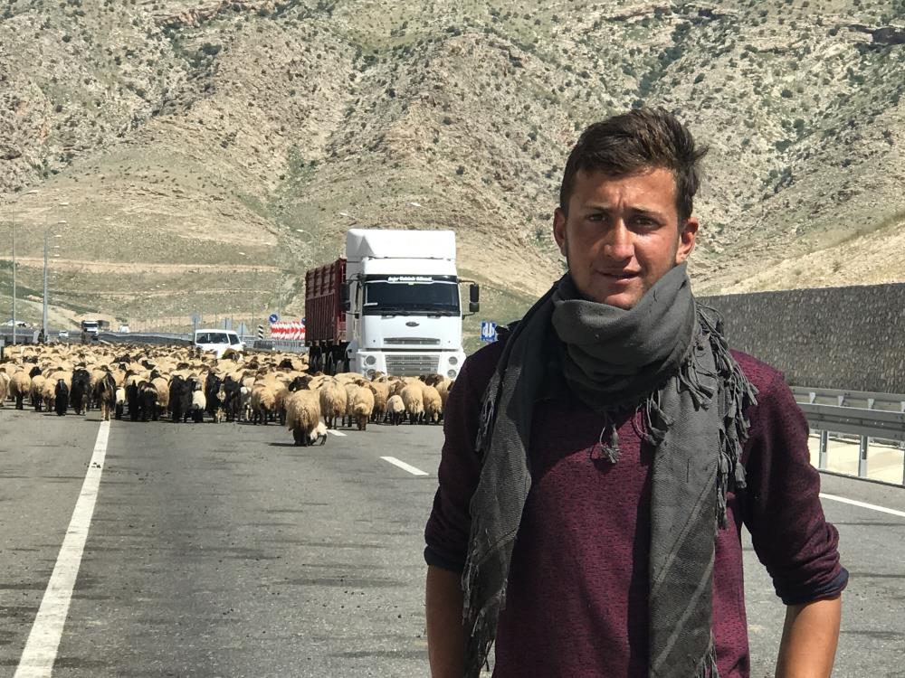 Göçerlerin zorlu yayla yolculuğu başladı