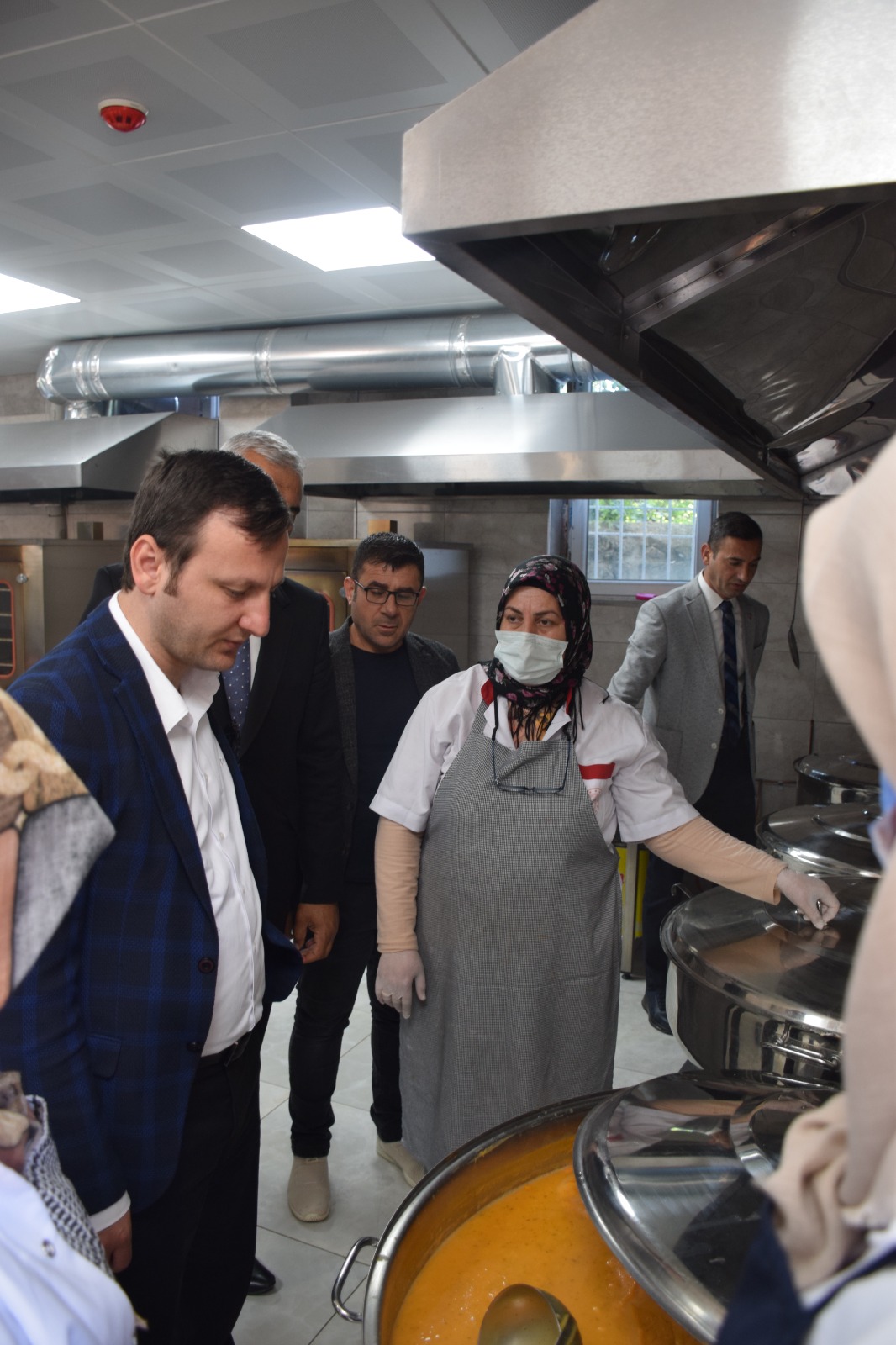 Günde 400 kişiye yemek dağıtılıyor