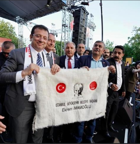 İmamoğlu’na kilim hediye etti