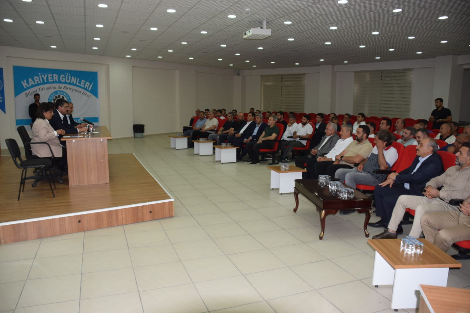 İş insanlarıyla bir araya geldi