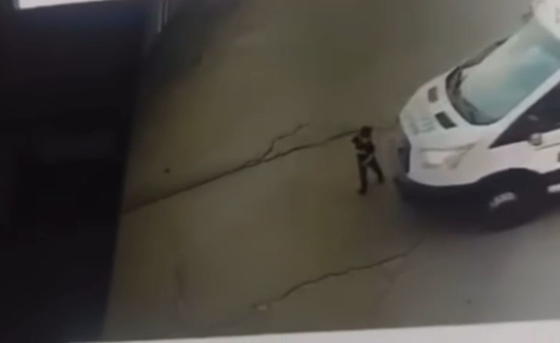 Küçük çocuk minibüsün altında kaldı