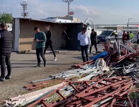 Malzeme yüklü kamyon devrildi: 4 Yaralı