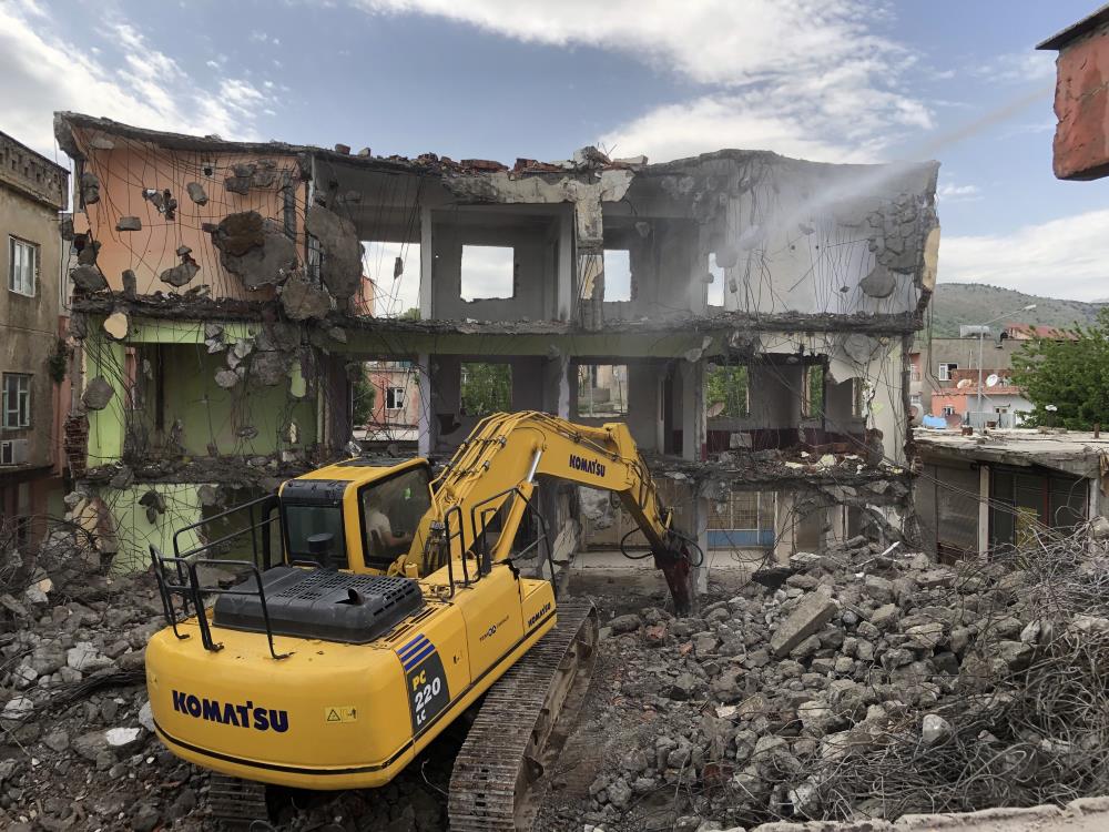 Metruk binanın yıkımına başlandı