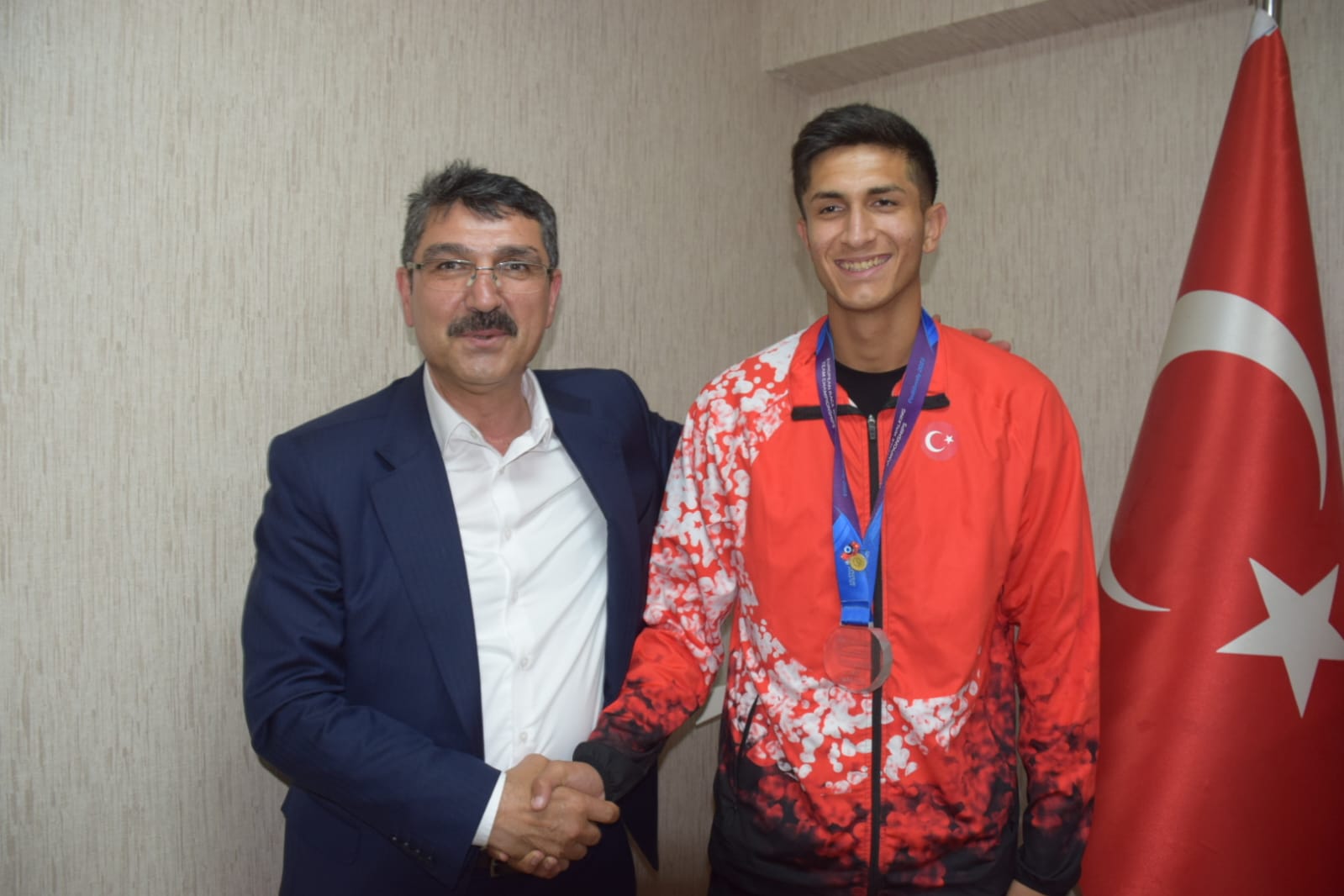 Milli atleti altınla ödüllendirdi