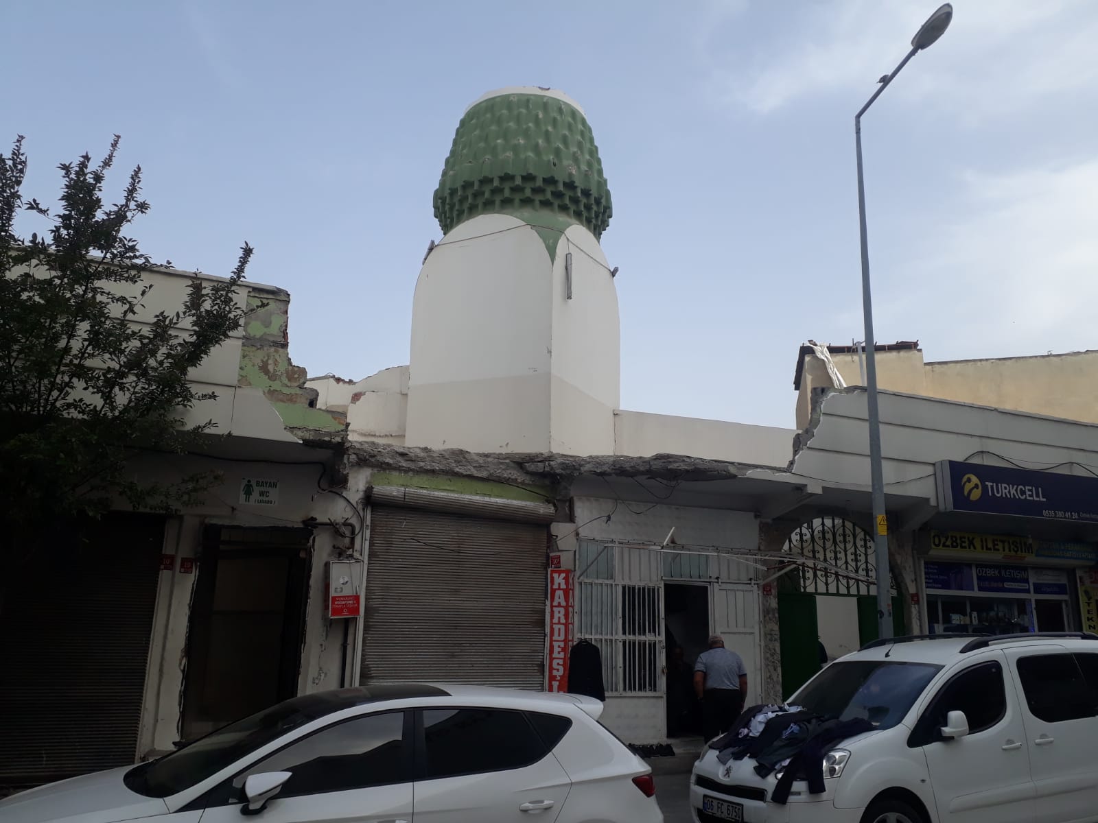 Minare kontrollü şekilde yıkıldı