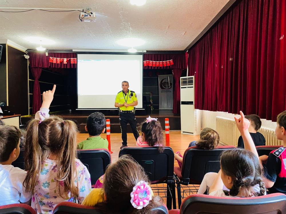 Minik öğrencilere trafik eğitimi