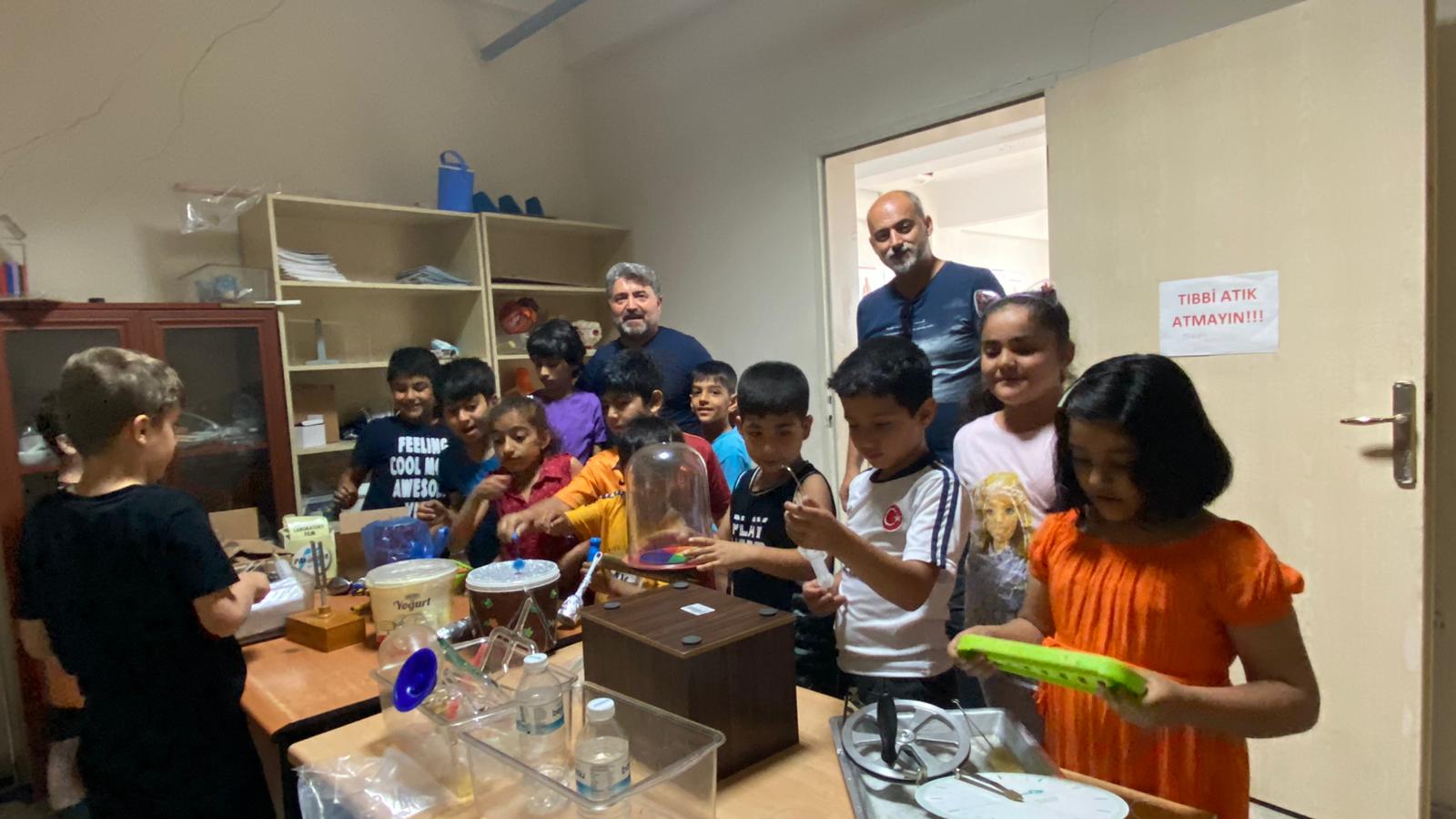 Minik öğrencilerin laboravutar merakı