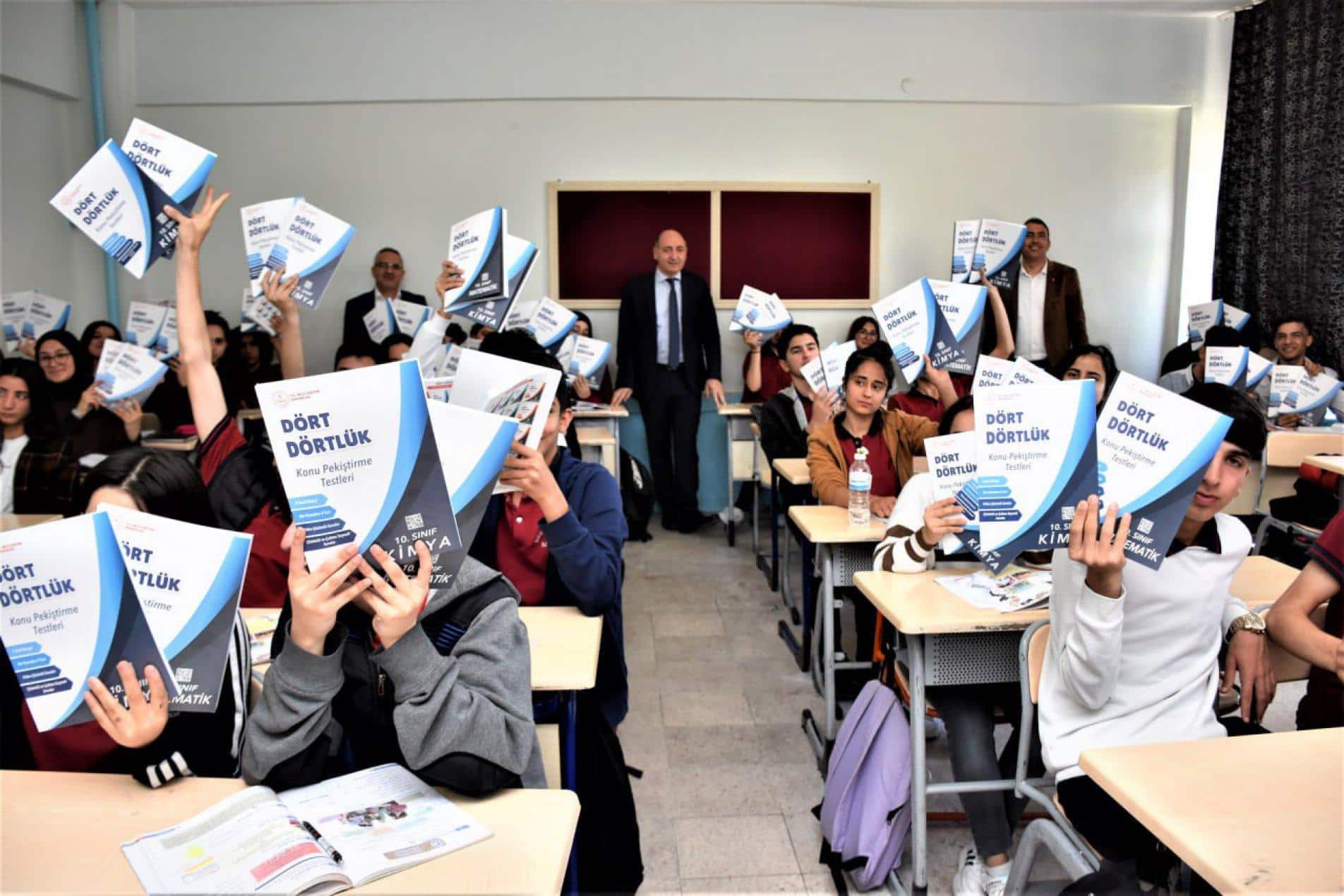 Öğrencilere yardımcı kaynak kitap dağıtılıyor