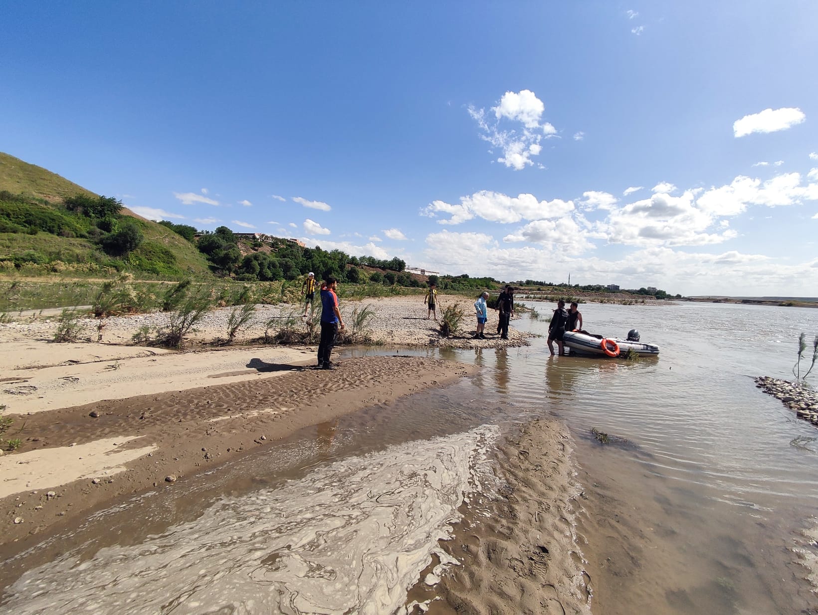 Suda mahsur kalan piknikçileri kurtardılar