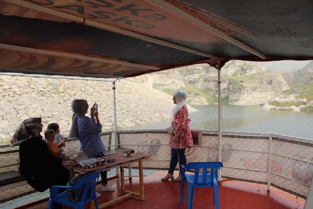 Tarihi ilçeyi tekne turlarıyla keşfediyorlar