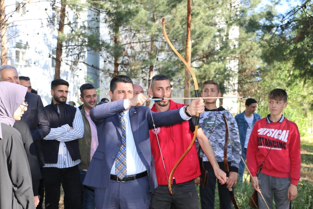 Tunç, ok attı öğrencilerle voleybol oynadı