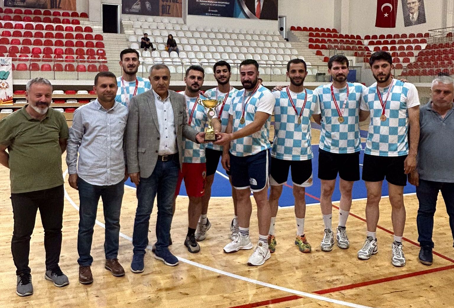 Voleybolda şampiyonluğu Halk Eğitim göğüsledi