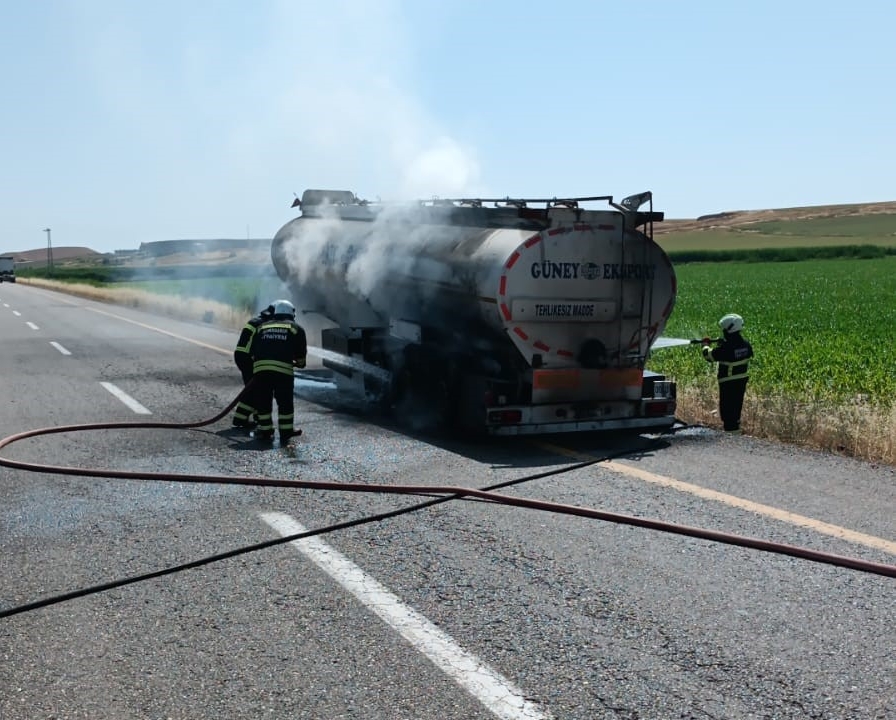 Yakıt yüklü tanker alev aldı