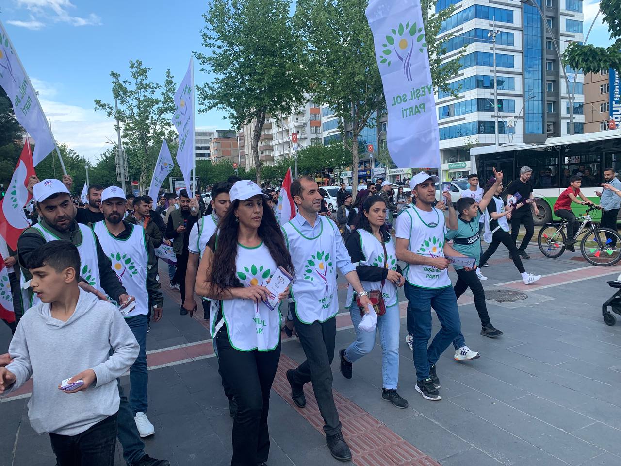 Yeşil Sol Partili gençlerden yürüyüş