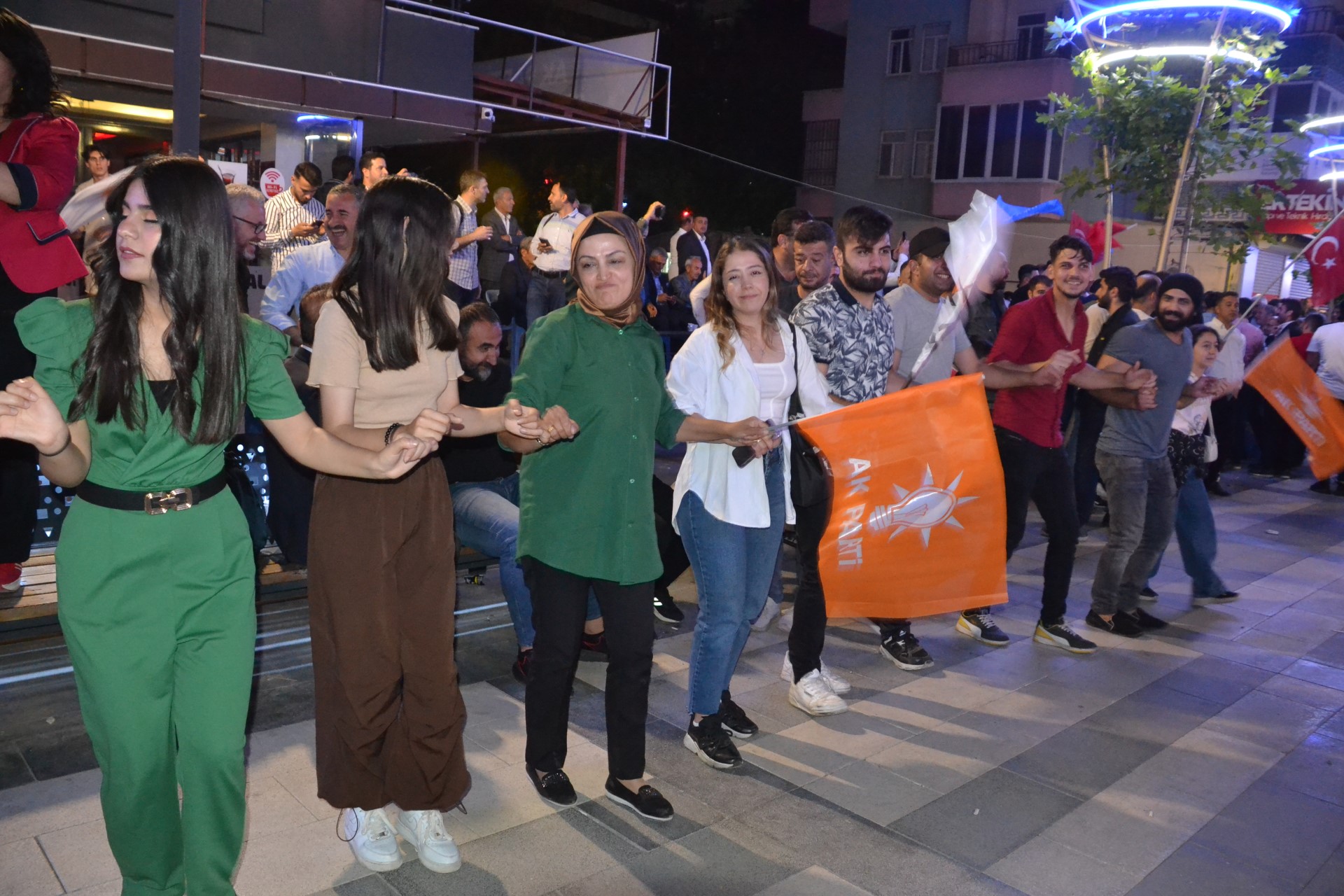 Ak Partililerden zafer kutlaması