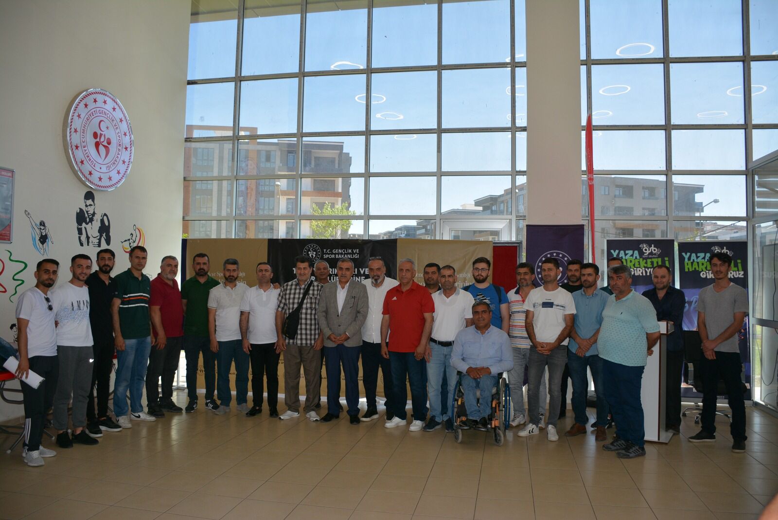 64 Spor kulübüne malzeme yardımı