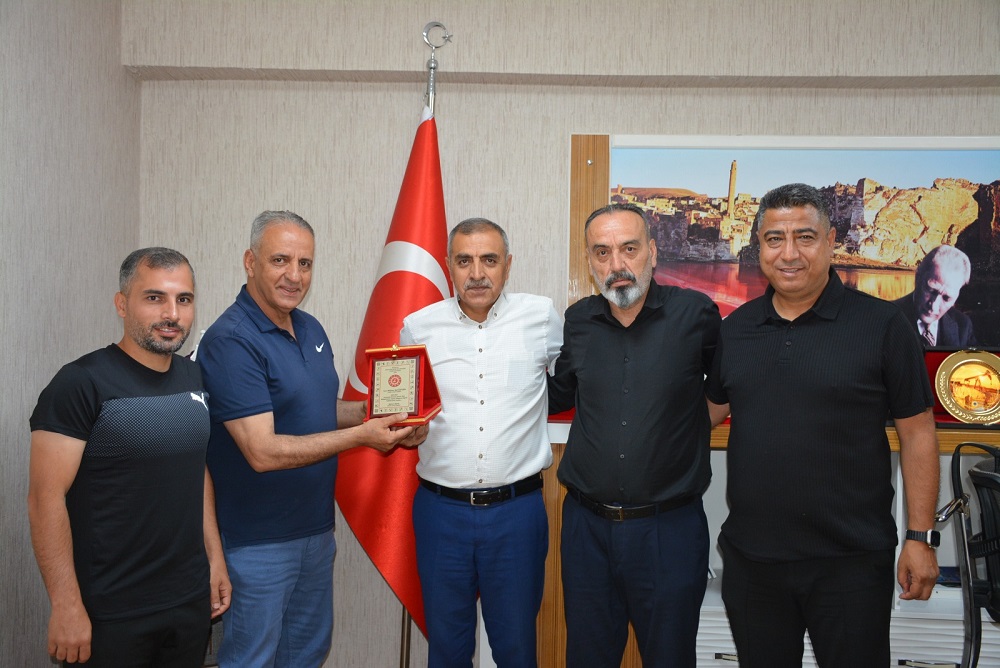 ASKF’den Özperk’e plaket