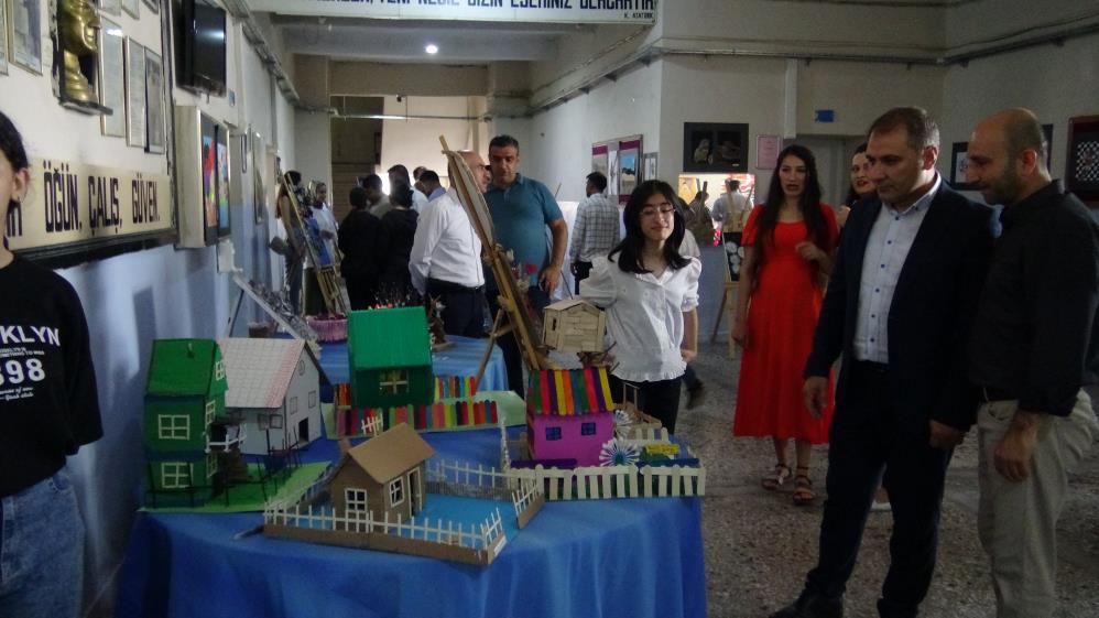 Atık malzemeler ellerinde hayat buldu