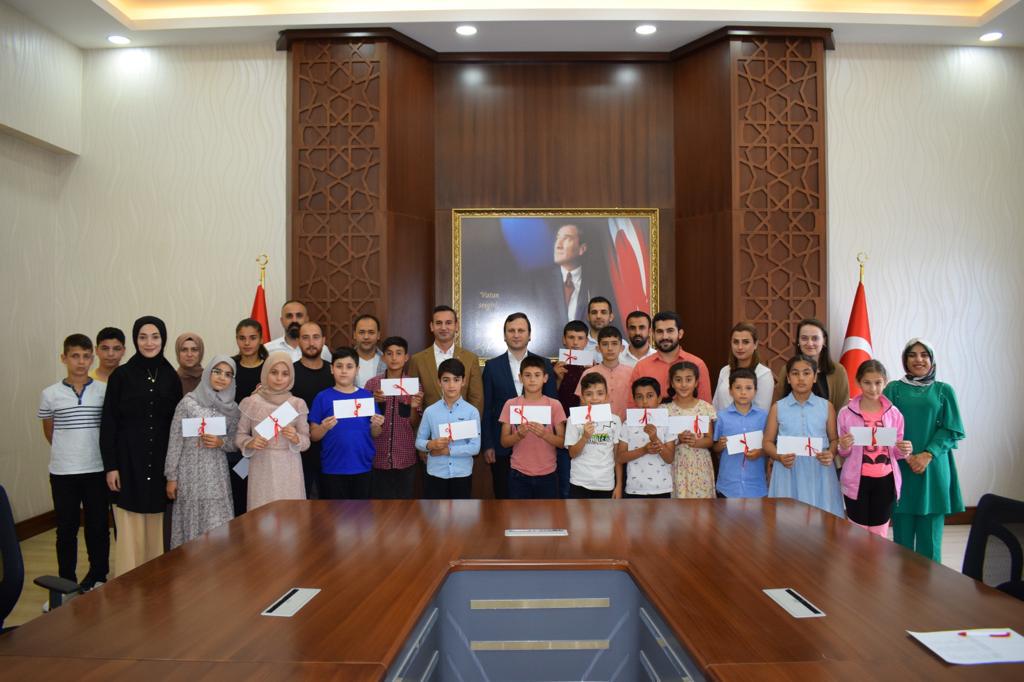 Başarılı öğrencileri ödüllendirdi