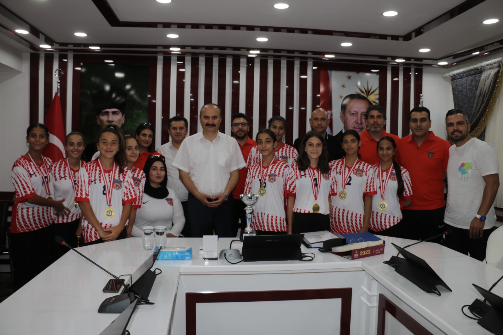 Başarılı sporculardan Vali Canalp’e ziyaret