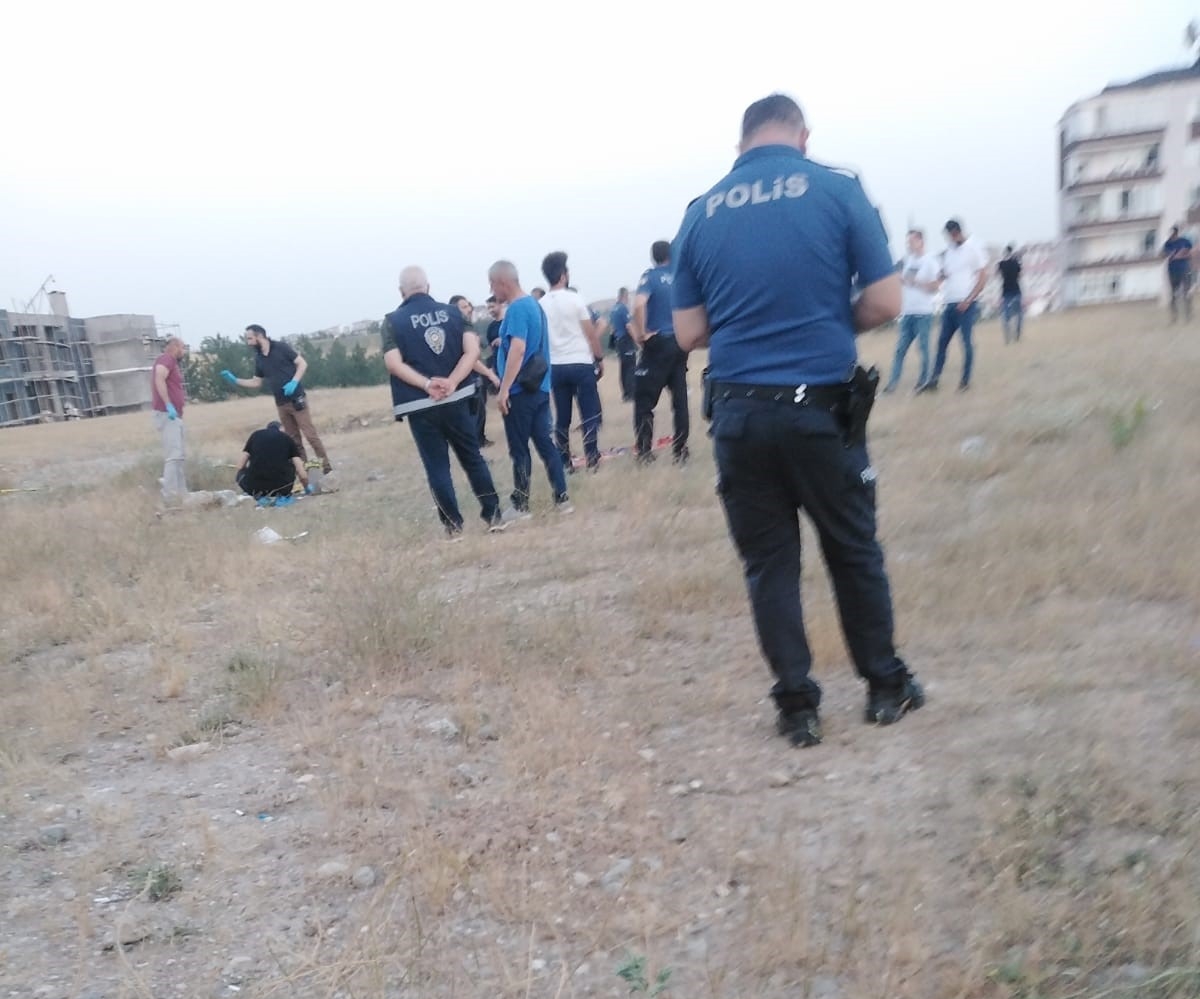 Boş arazide 2 erkek cesedi bulundu
