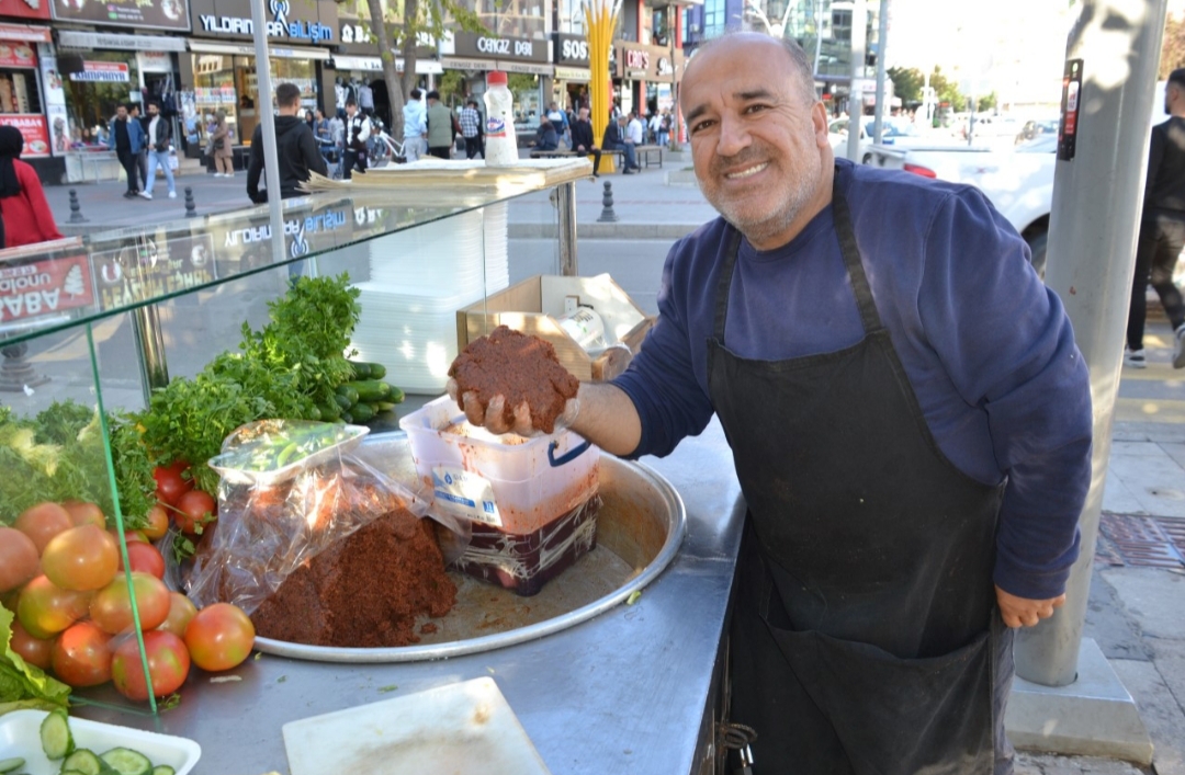 ÇİĞKÖFTEYE SEVGİSİNİ KATAN ADAM