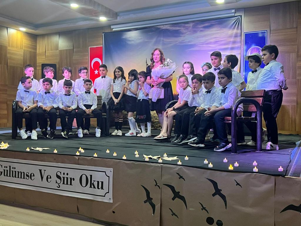 “Gülümse ve şiir oku”  gecesi ayakta alkışlandı