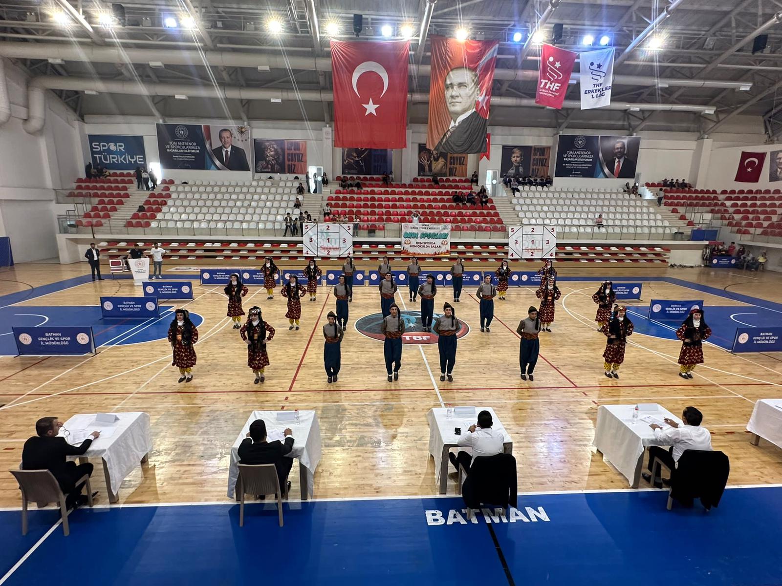 Halk oyunları ekipleri kıyasıya yarıştı