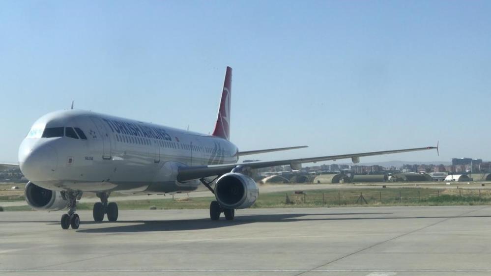 İniş esnasında uçağa kuş çarptı