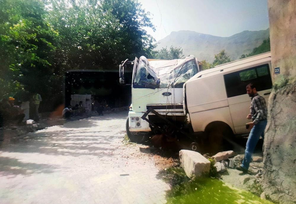 Kamyon kazasında faciadan dönüldü