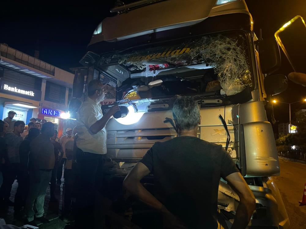 Kozluk’ta iki tır çarpıştı: 1 yaralı