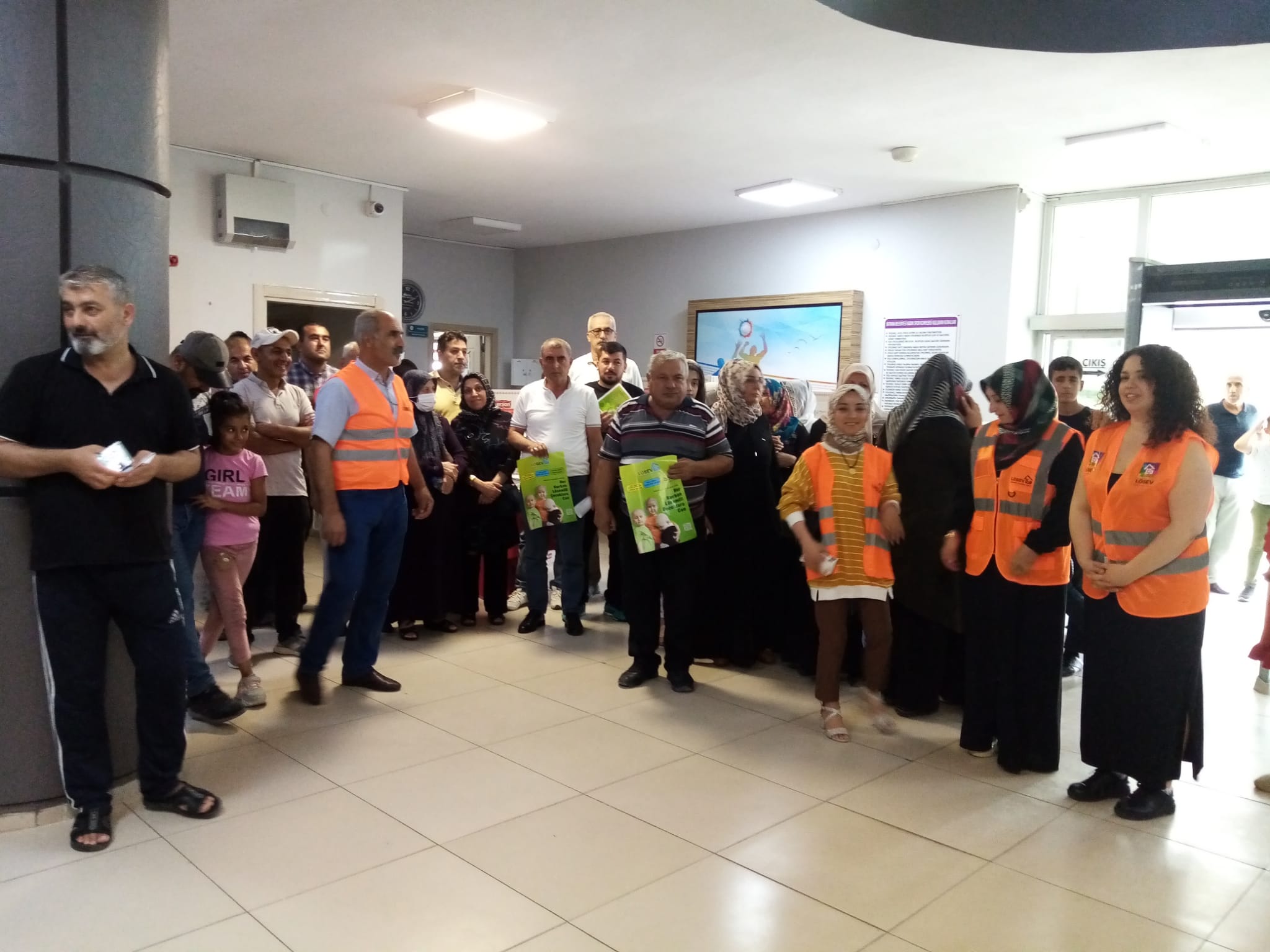 LÖSEV’den 100 aileye et desteği