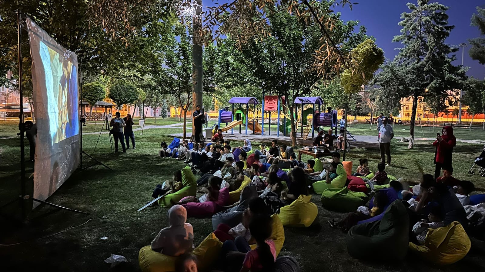 MAHALLELERDE SİNEMA ETKİNLİĞİ BAŞLADI