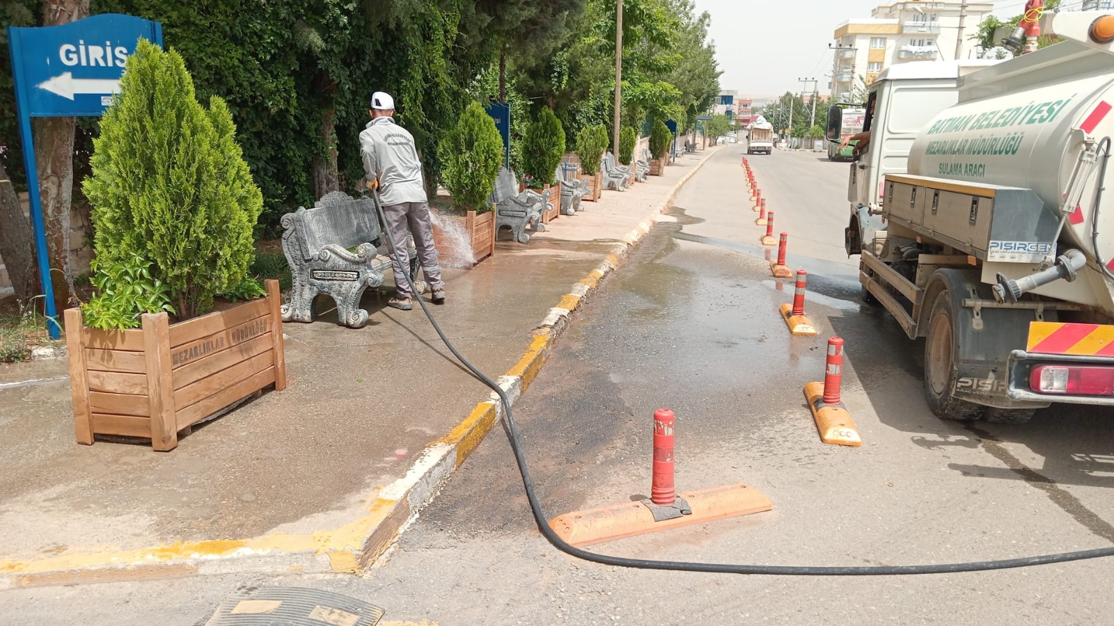 Mezarlıklarda bayram hazırlığı