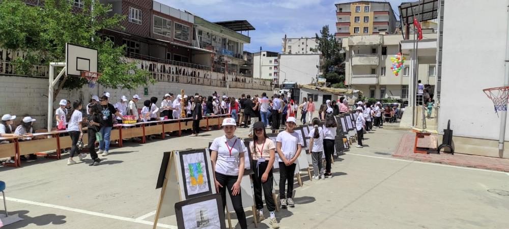 Öğrencilerin yılsonu sergisi ilgi gördü