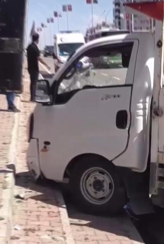 Otomobil ile çarpışan kamyonet kaldırıma çıktı