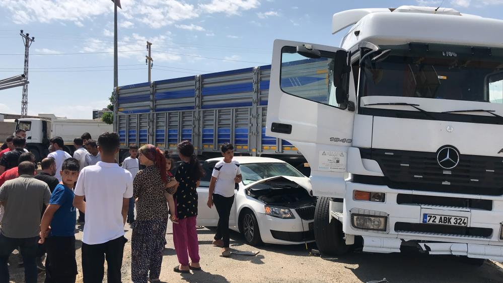 Otomobil tıra çarpıştı