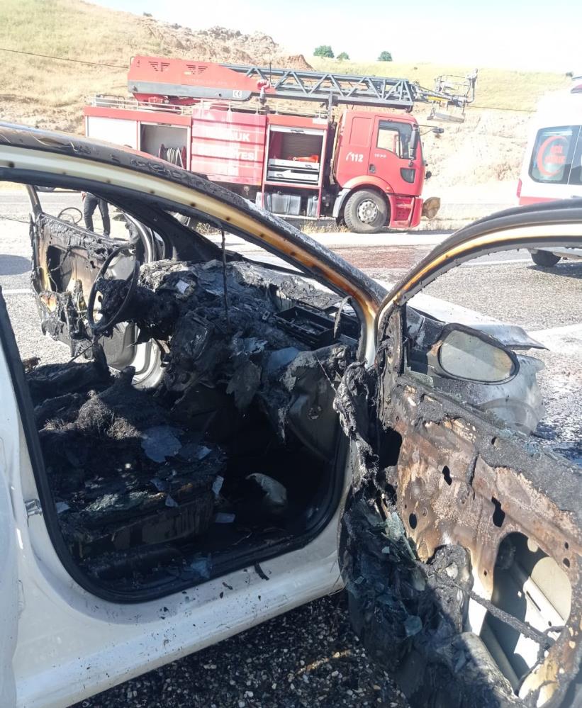 Seyir halindeki araç küle döndü