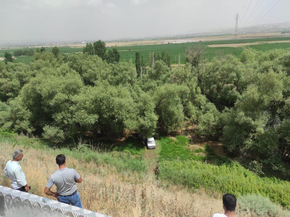 Taklalar atarak yol kenarına savruldu