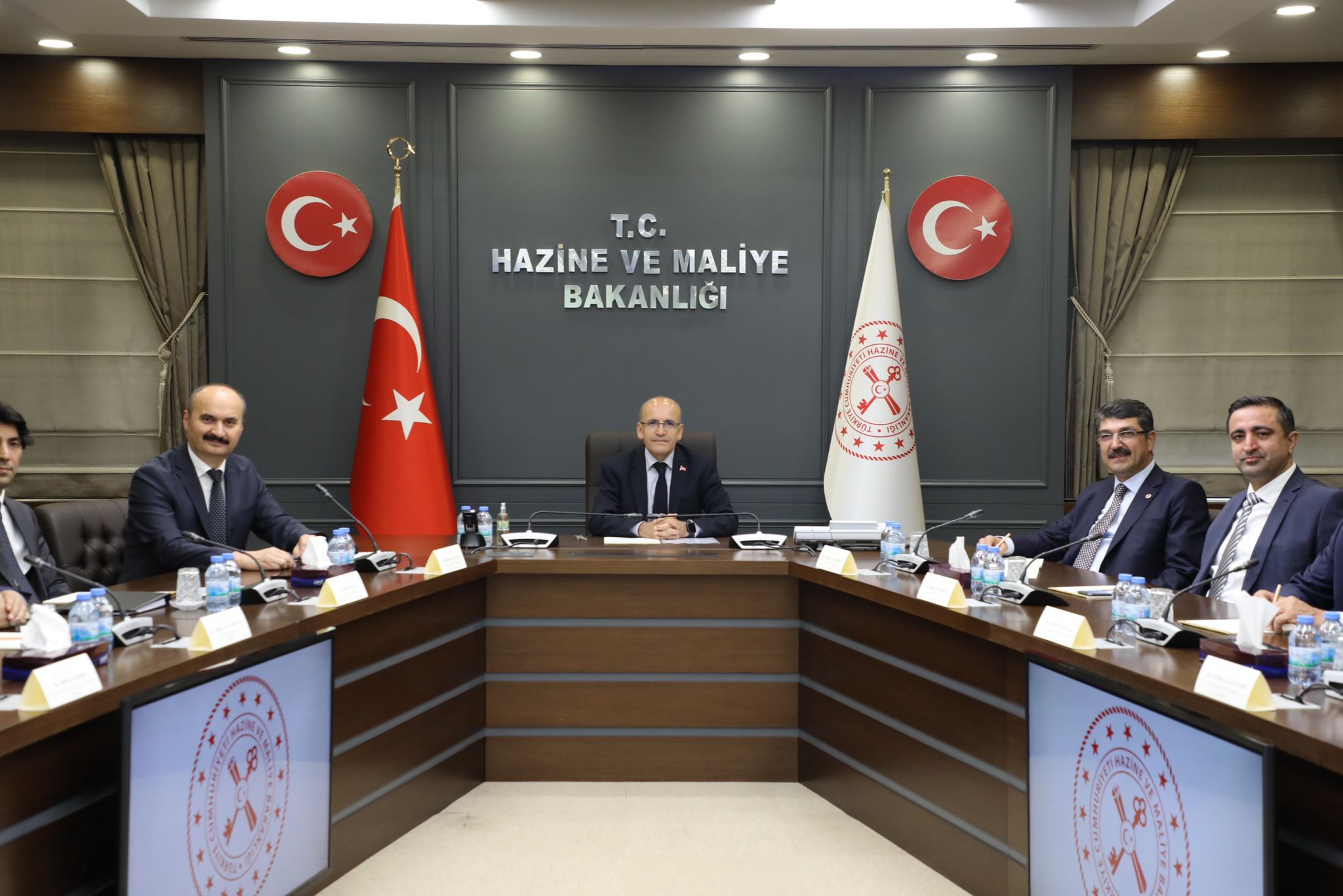 Bakanlıklara çıkarma yaptılar