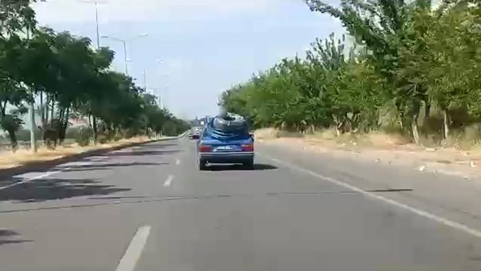 Boru yüklü otomobille tehlikeli yolculuk