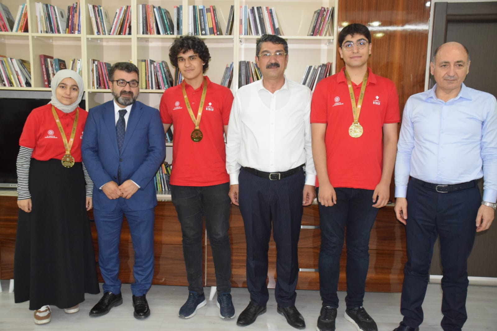 MİLLETVEKİLİ NASIROĞLU’NDAN TÜBİTAK ŞAMPİYONLARINA BURS