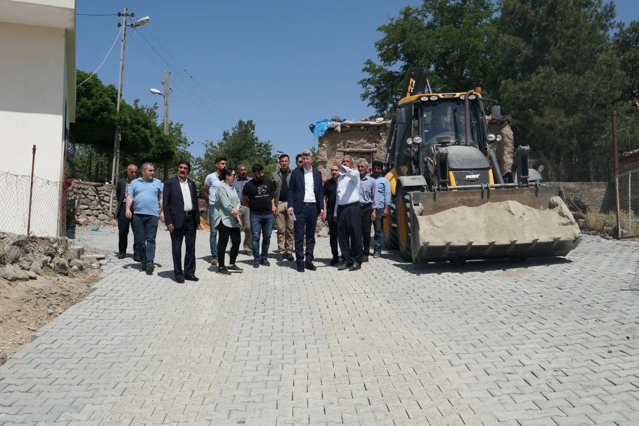 Yol çalışmalarını yerinde inceledi